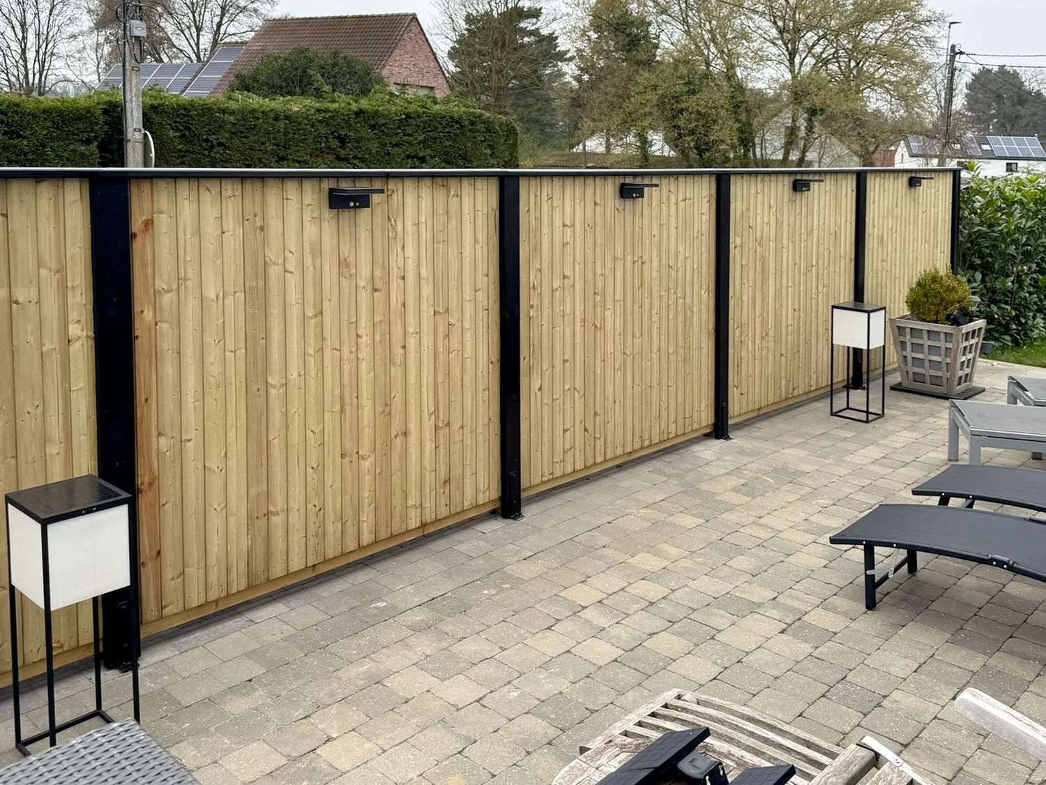 Poteau rainuré noir avec planches de sapin autoclave